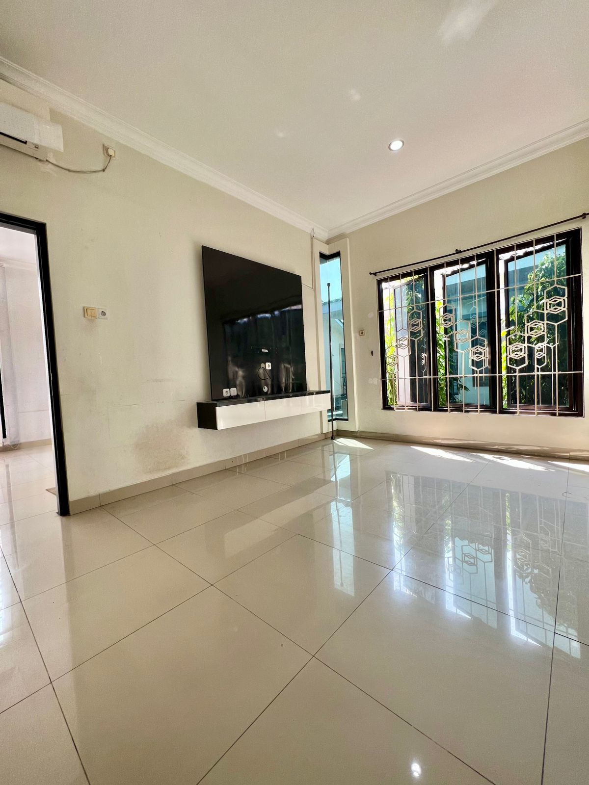 Dijual rumah semi furnished di Cluster Gading Viera