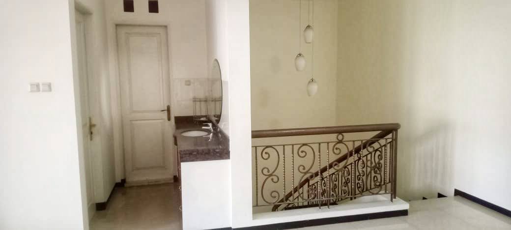 *Jual Rumah 2 Lantai DUKUH KUPANG TIMUR Surabaya*