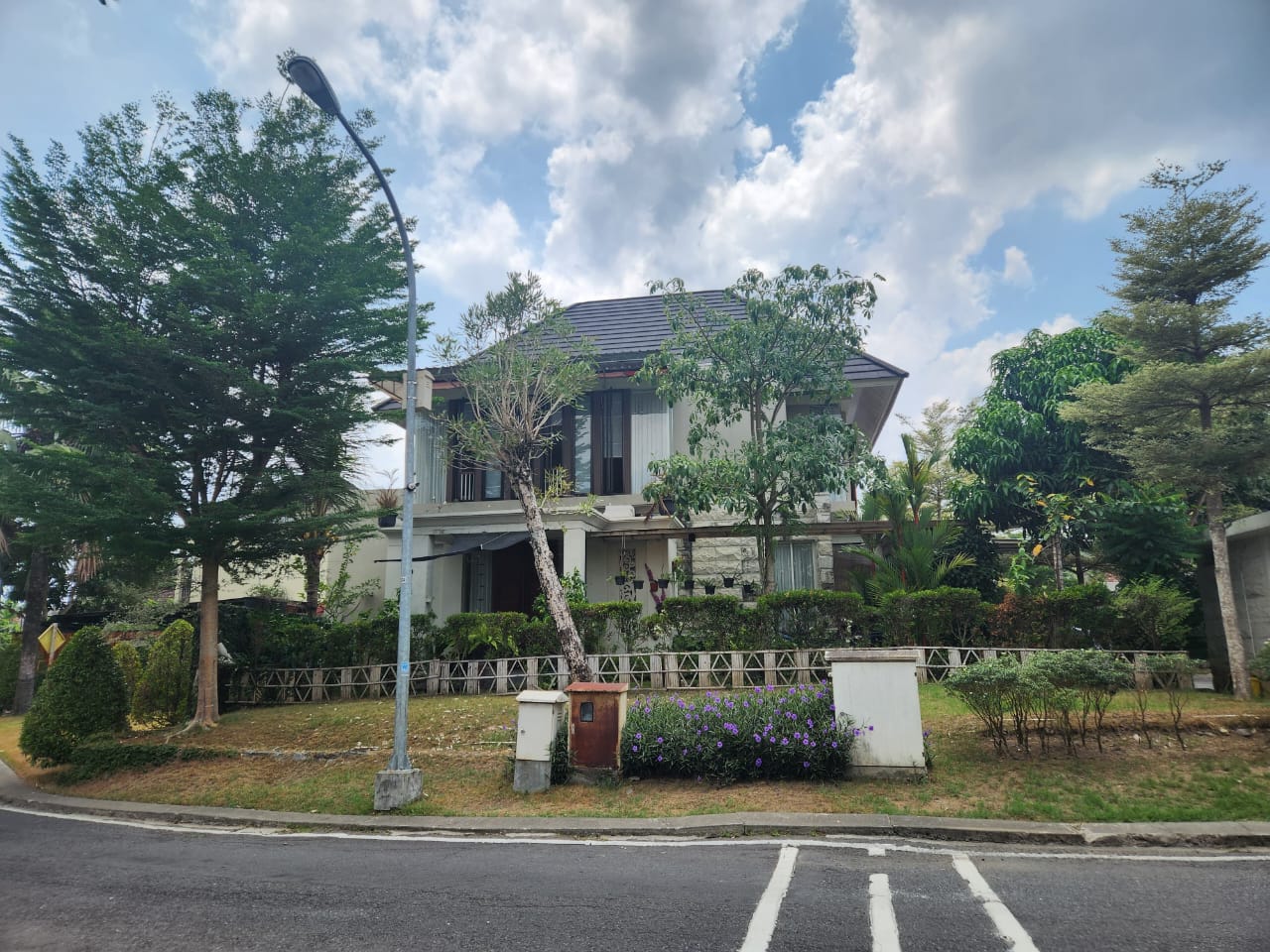 DIJUAL RUMAH SETENGAH HARGA DI PERUMAHAN CITRA GRAND MUTIARA