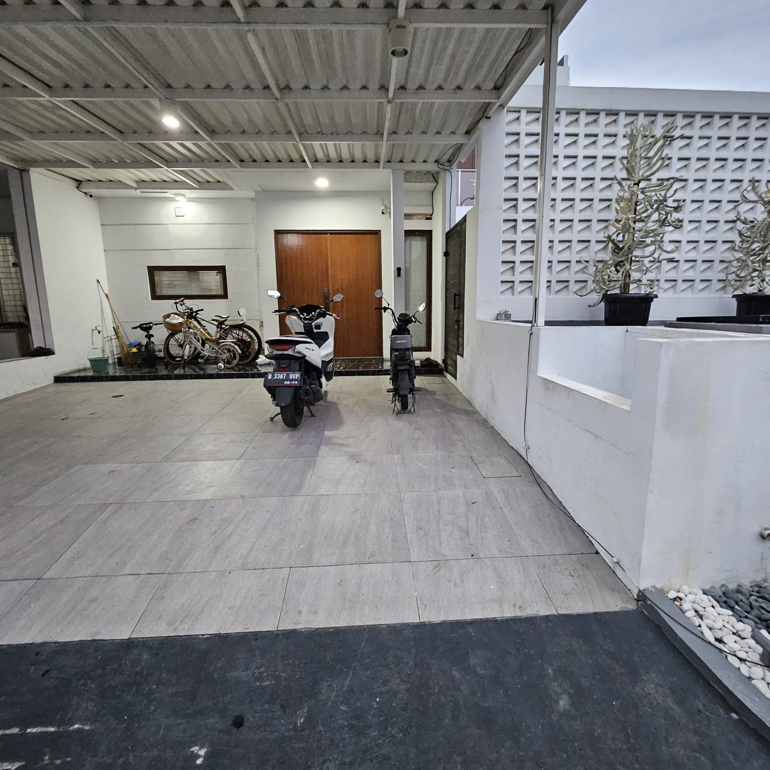 Dijual rumah mewah cluster ada Swimming Pool di Metland Menteng