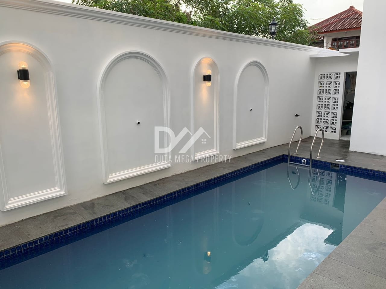 Brand New Modern Classic House – Posisi Hoek, Joglo, Jakbar