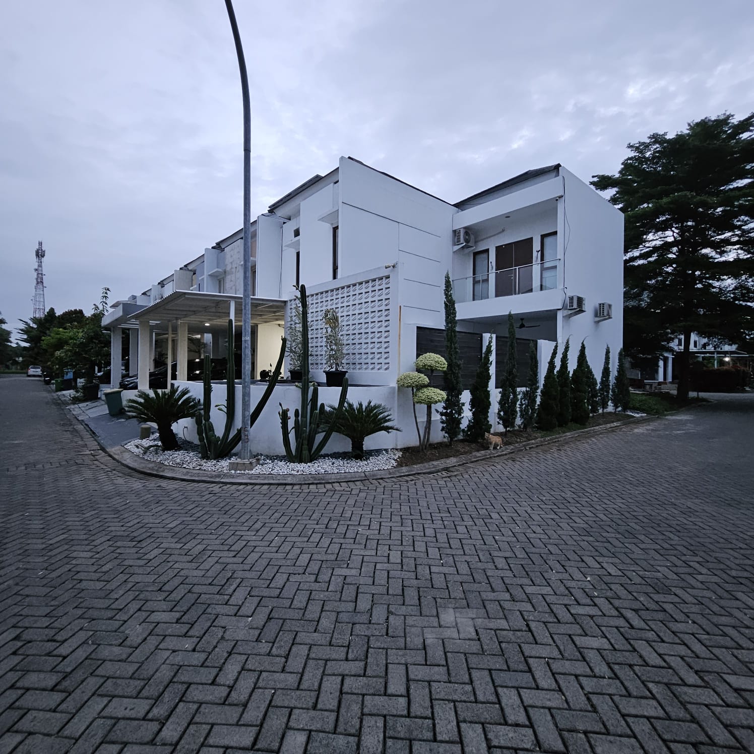 Dijual rumah mewah cluster ada Swimming Pool di Metland Menteng
