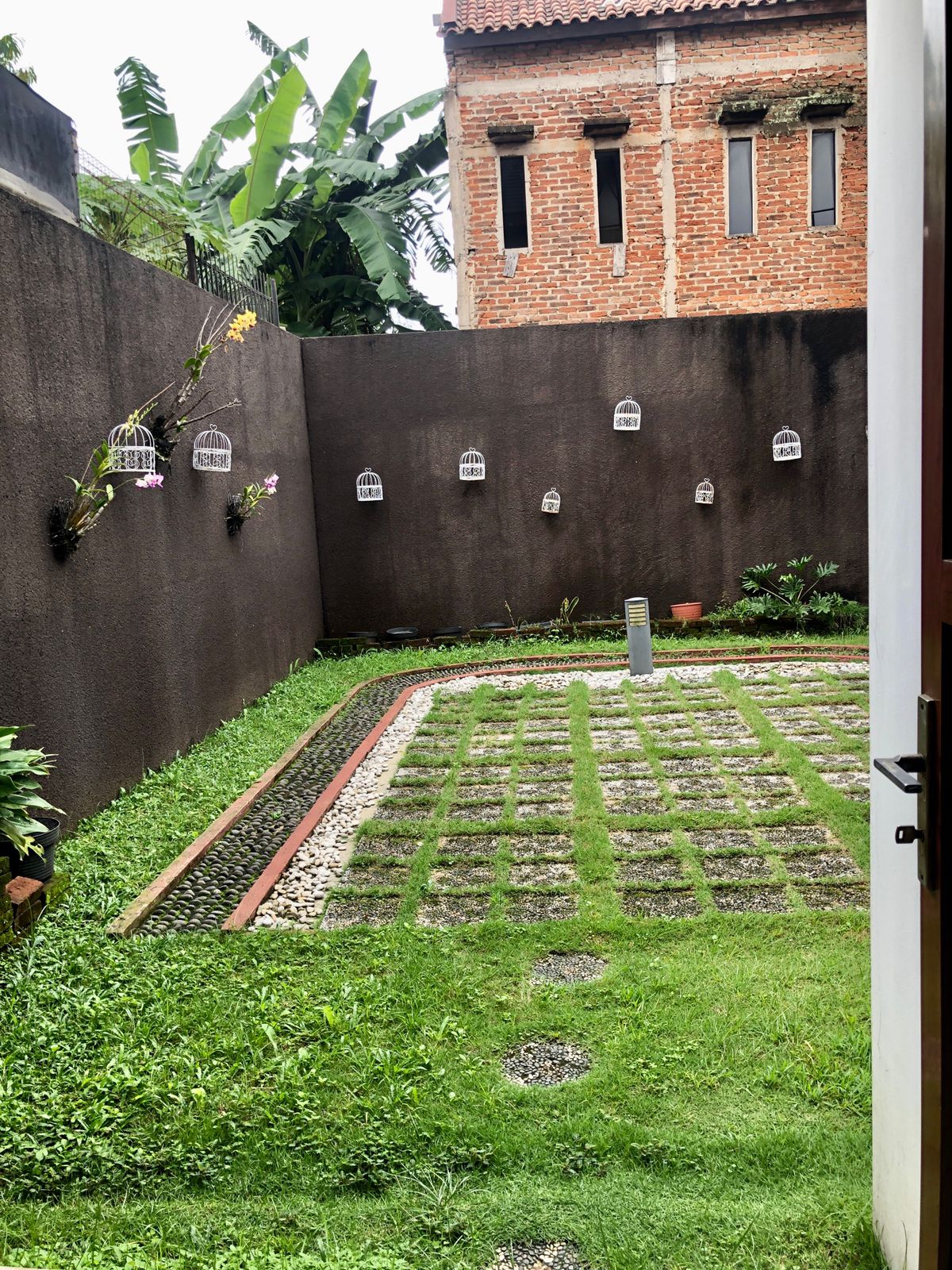 Rumah 2 lantai terawat di Cisaranten Kulon Arcamanik Kota Bandun