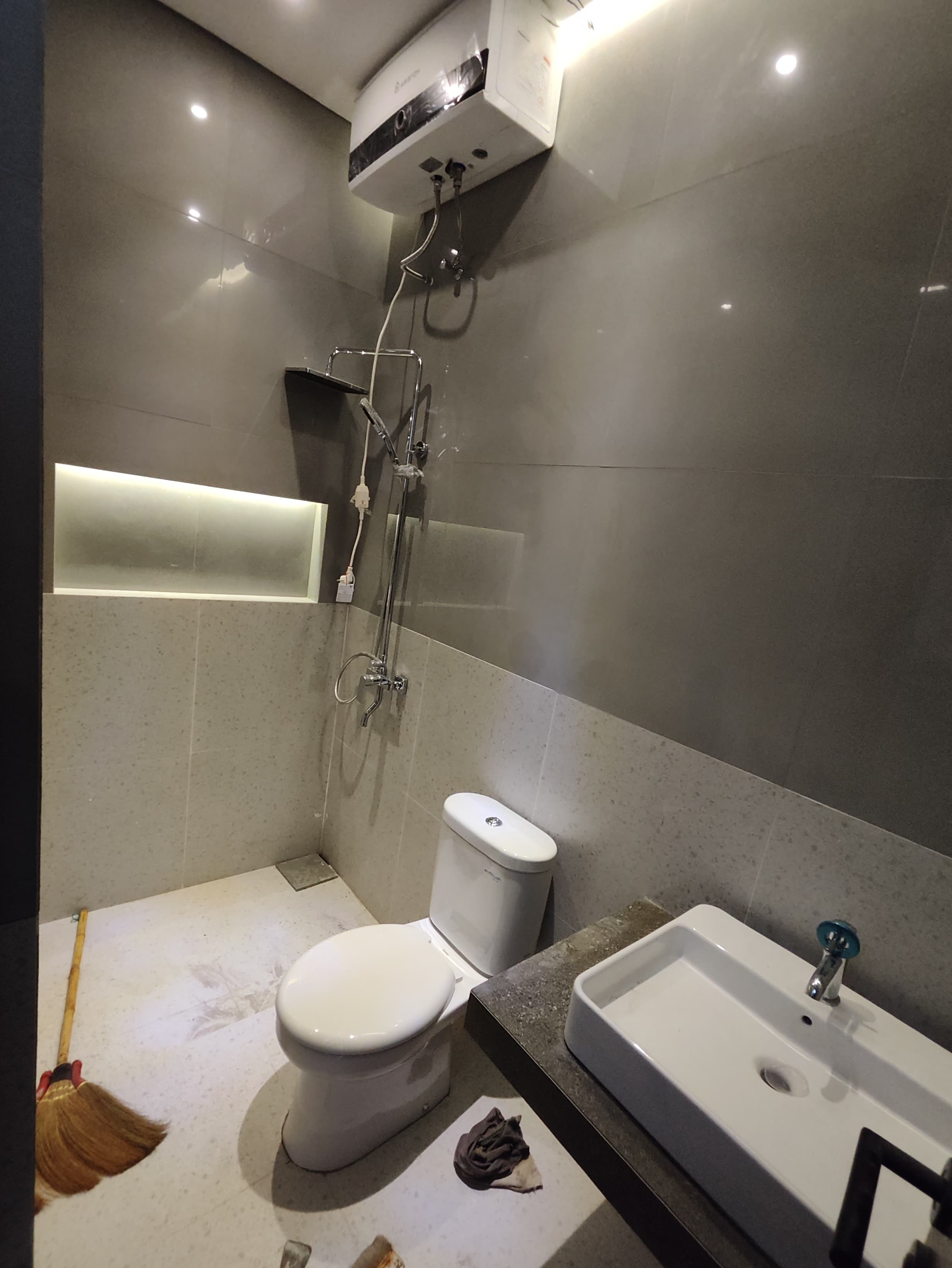 TERBTAS!! RUMAH FURNISH 2 LANTAI DI PUSAT KOTA JOGJA