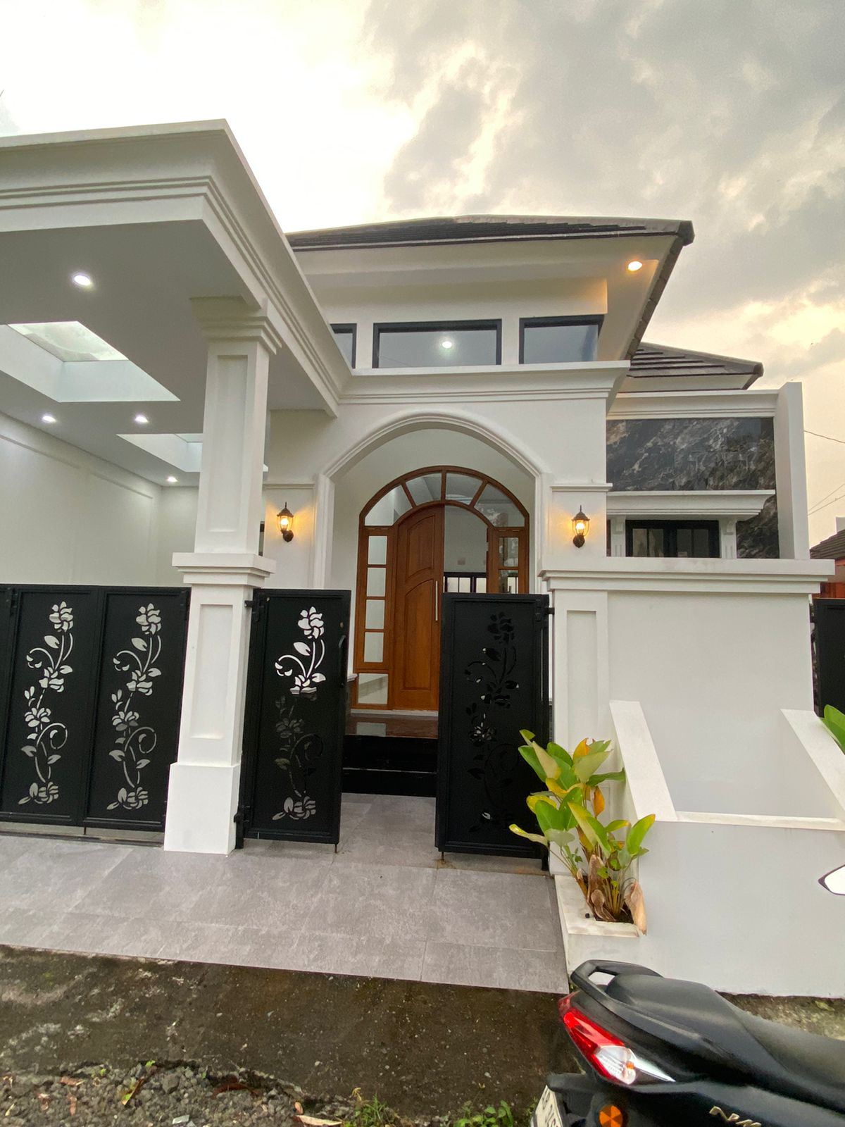DIJUAL RUMAH SIAP HUNI KONSEP CLASSIC MODERN DI JAKAL KM 13