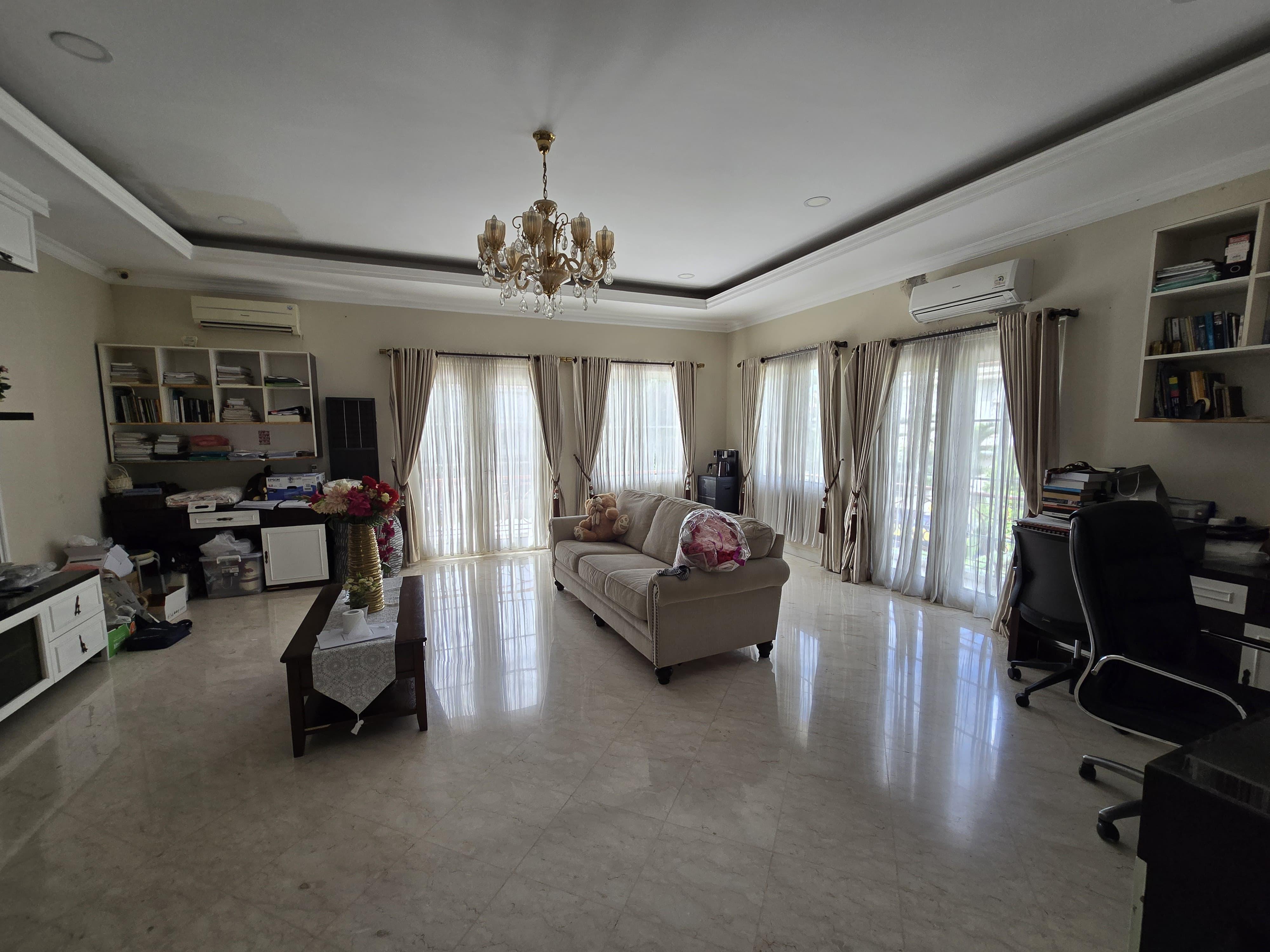 Dijual rumah mewah strategis di Taman Beverly Golf Karawaci