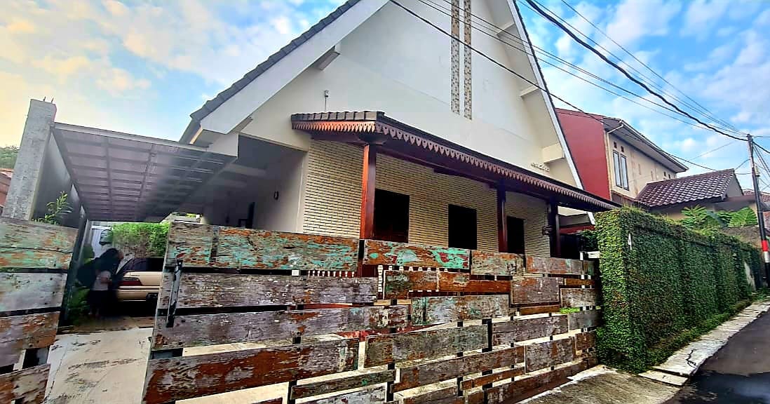 Dijual rumah rasa villa dengan kolam renang di area Kelapa Dua