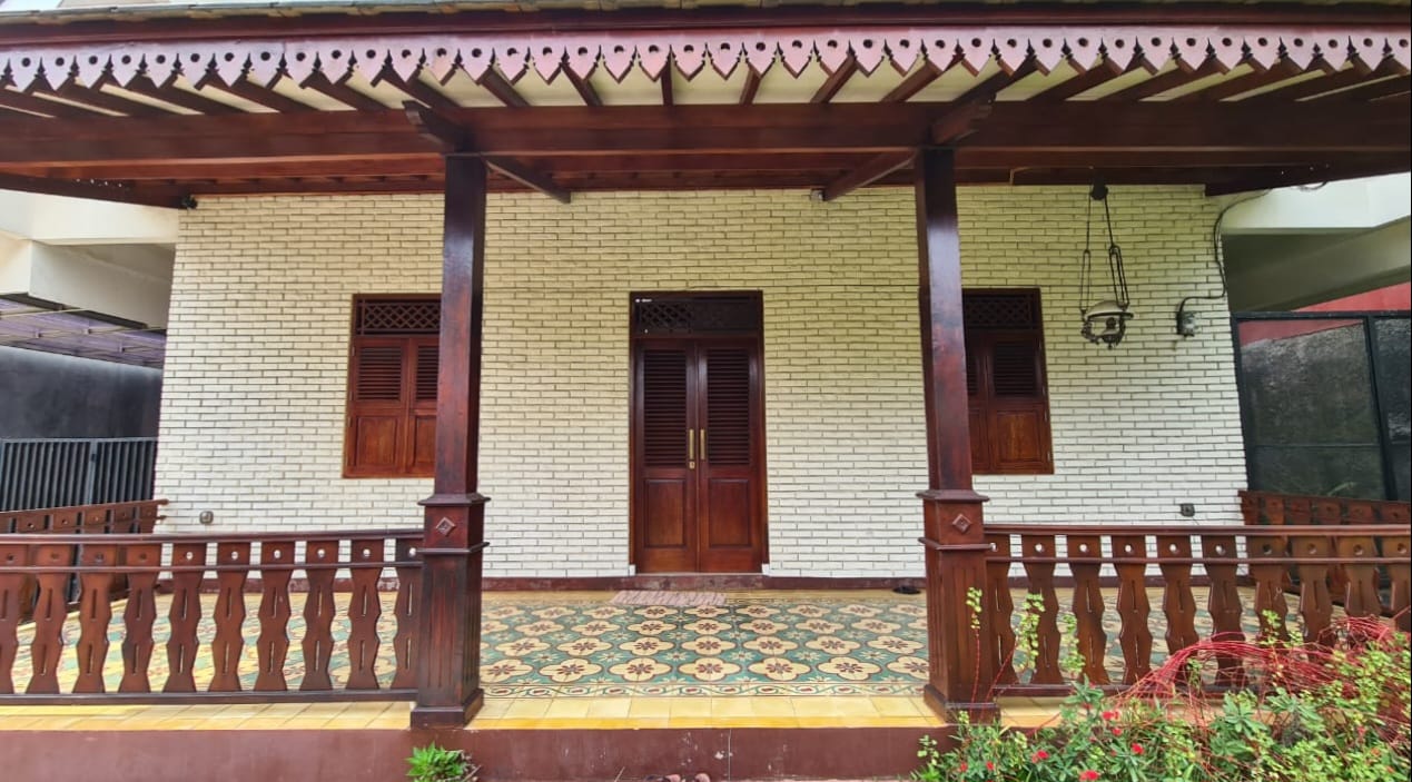 Dijual rumah rasa villa dengan kolam renang di area Kelapa Dua