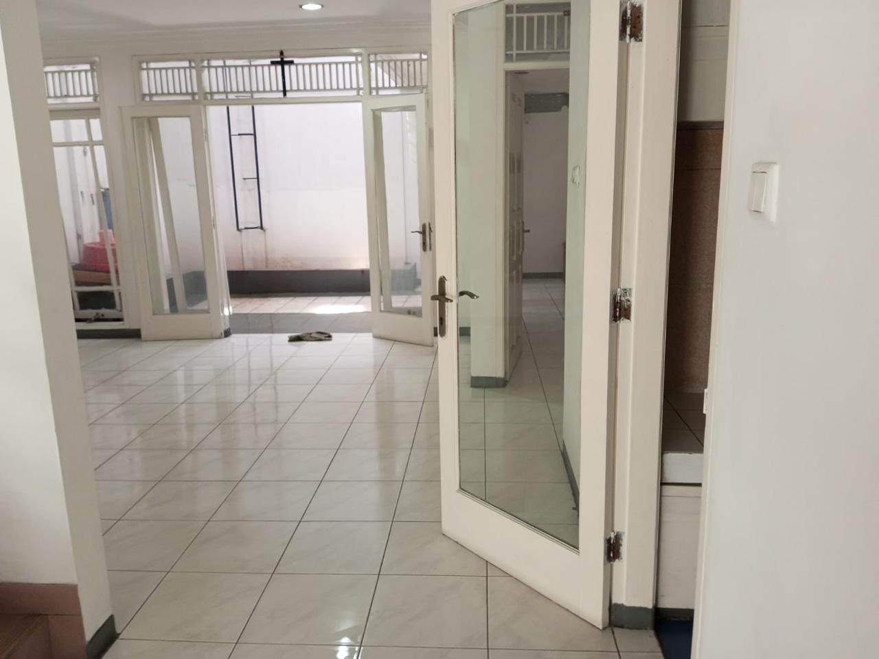 Dijual Rumah Mega Kebon Jeruk, Joglo Jakarta Barat