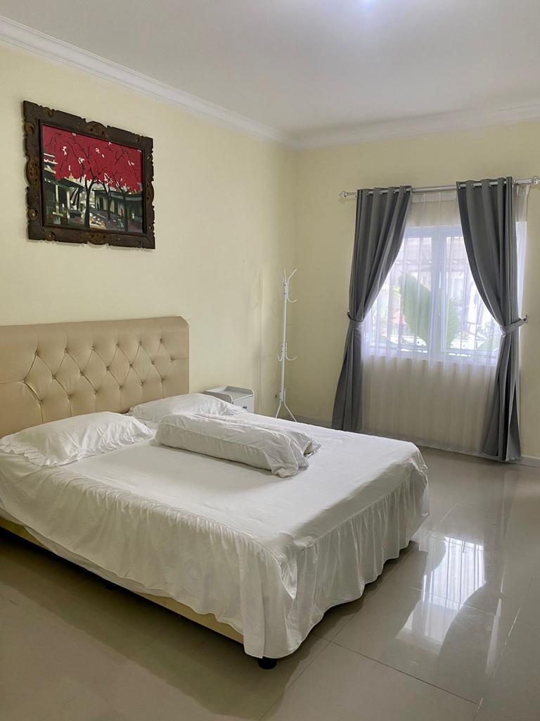 Dijual rumah mewah dengan kolam renang di area Raya Pekayon