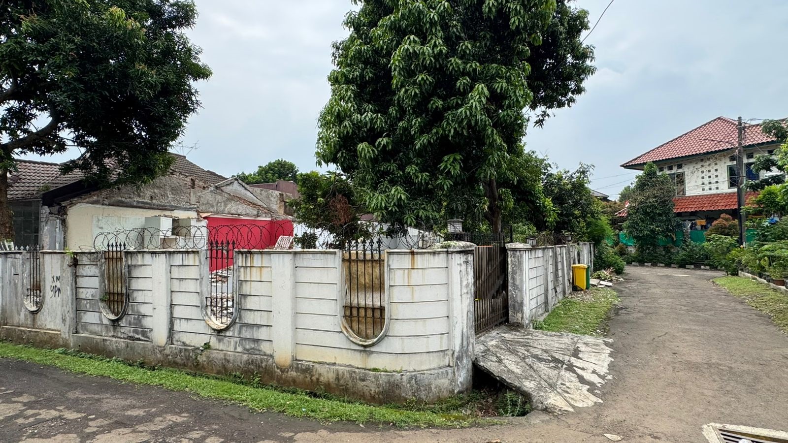Dijual tanah hoek 3 sisi hunian komplek di perum Bukit Cireundeu