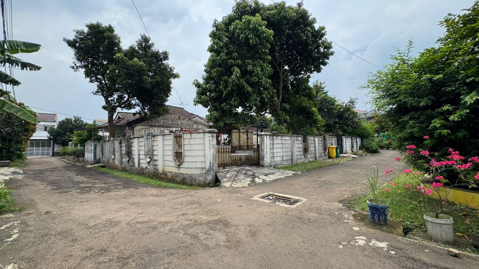 Dijual tanah hoek 3 sisi hunian komplek di perum Bukit Cireundeu