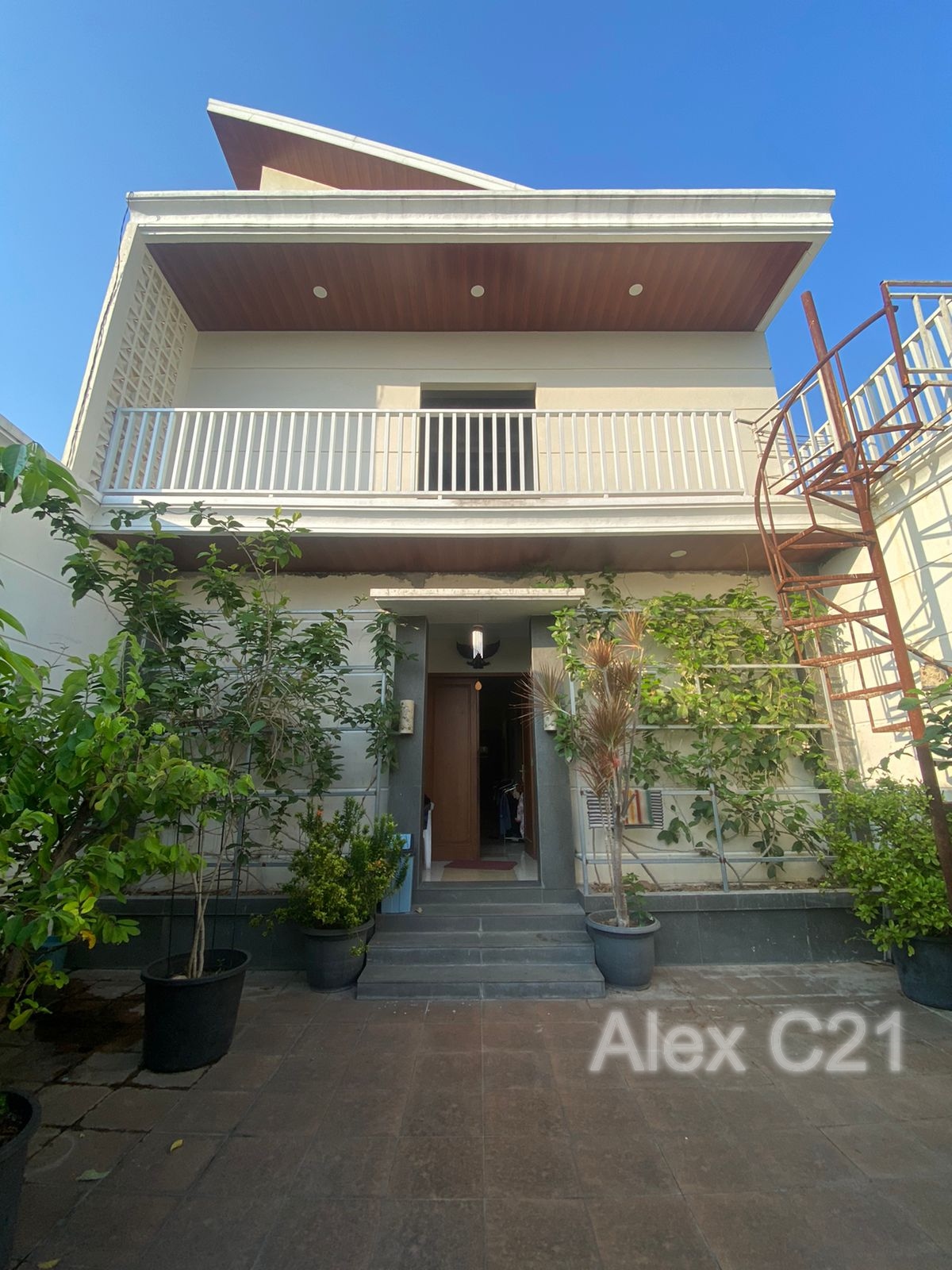 Dijual 2 Rumah Dalam 1 Lokasi beserta 12 Kamar Kost di Cipayung