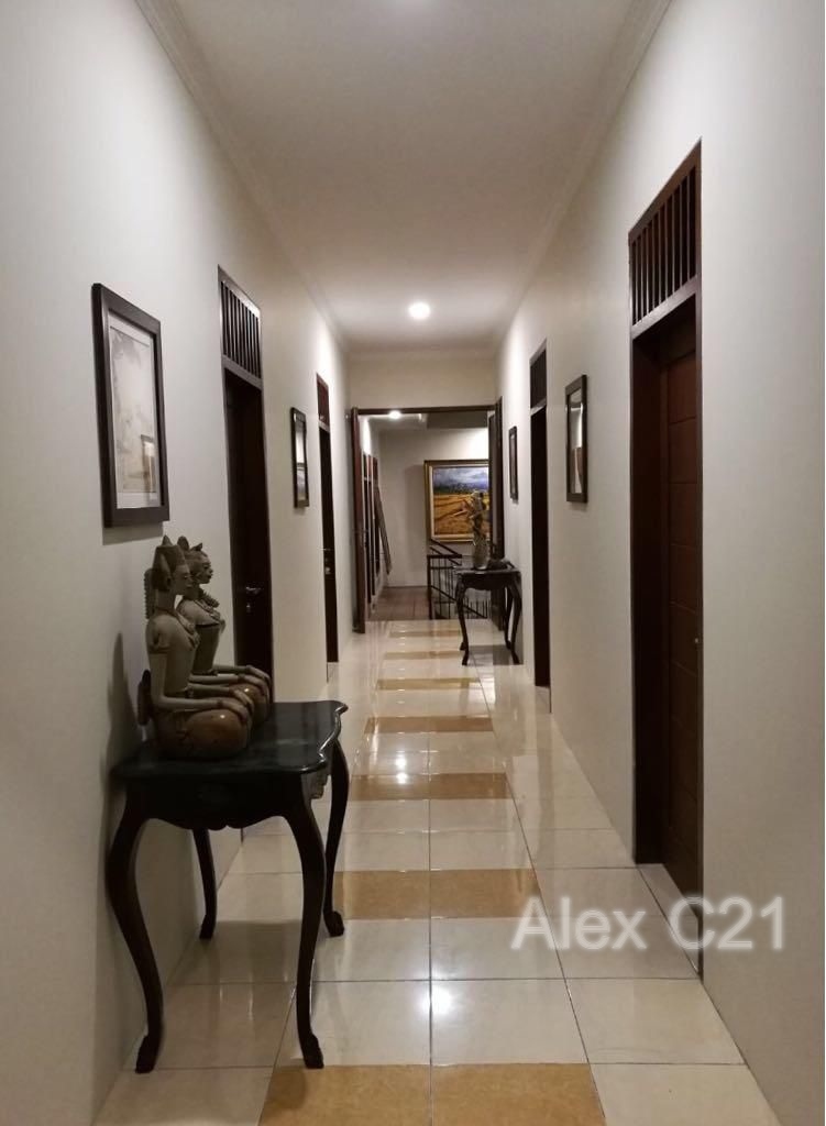 Dijual 2 Rumah Dalam 1 Lokasi beserta 12 Kamar Kost di Cipayung