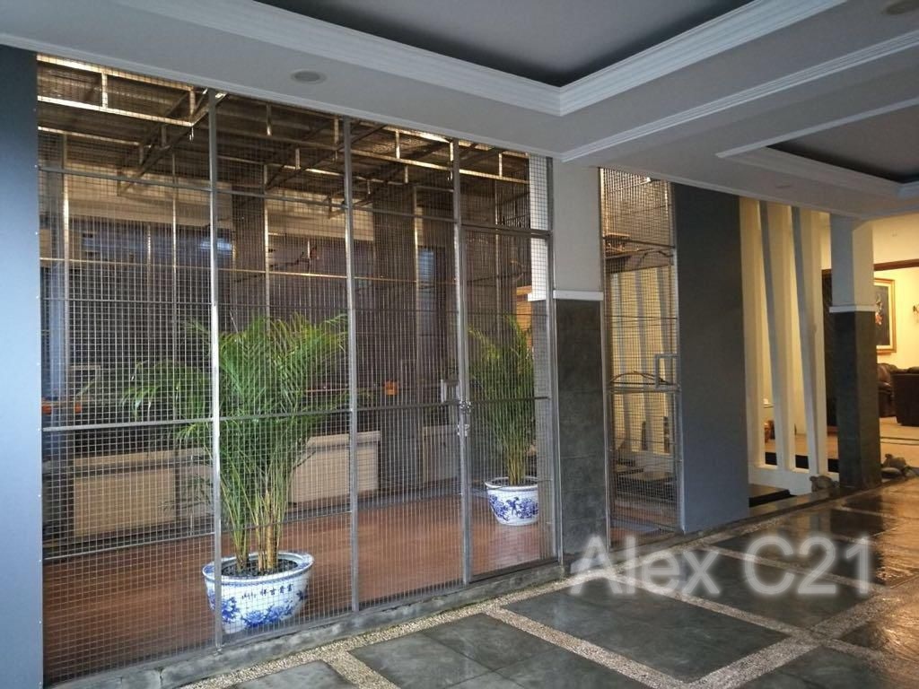 Dijual 2 Rumah Dalam 1 Lokasi beserta 12 Kamar Kost di Cipayung