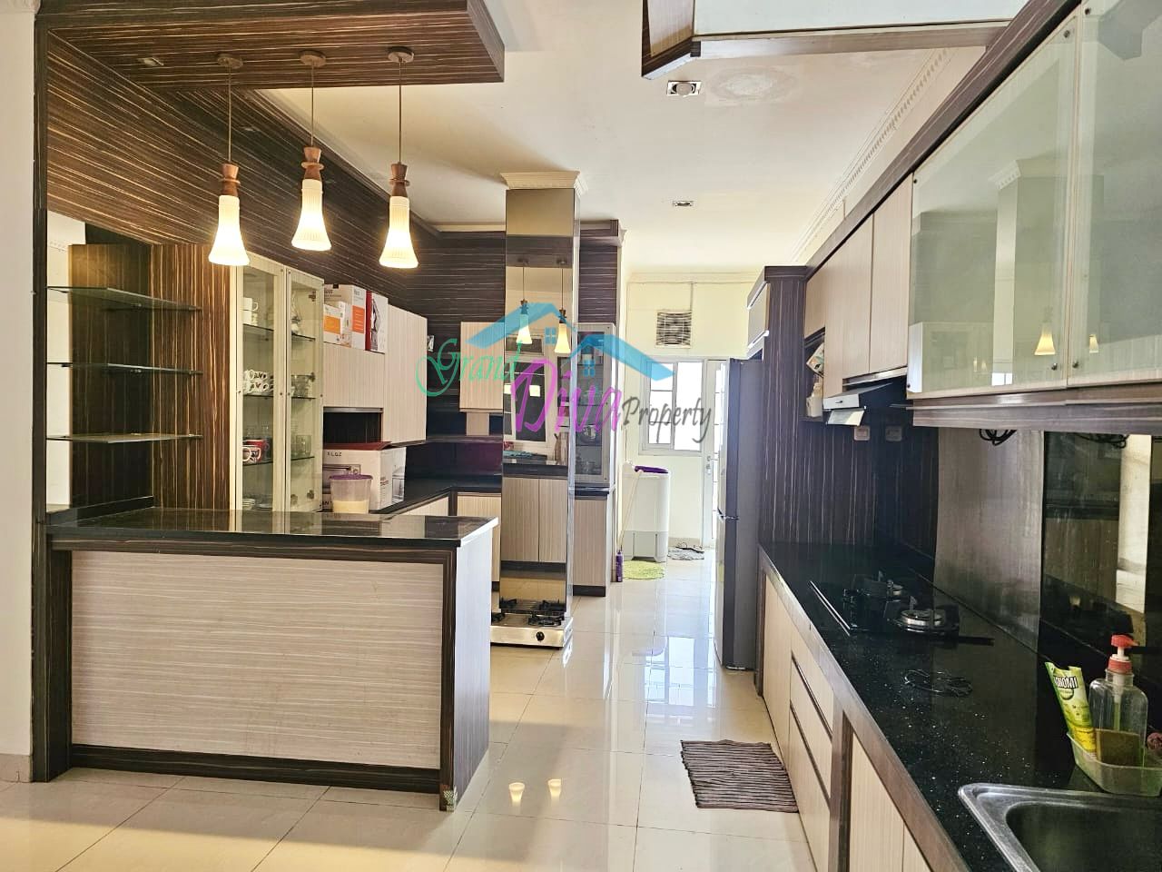 RUMAH BAGUS DI CLUSTER MONACO KOTA WISATA DEKAT DENGAN AKSES TOL