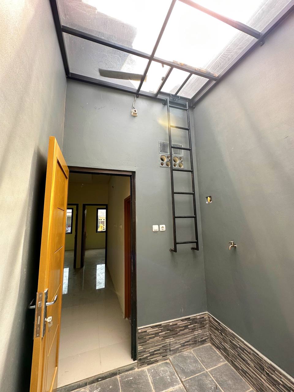 Rumah 2lantai desain elegan di Ciracas Jakarta Timur