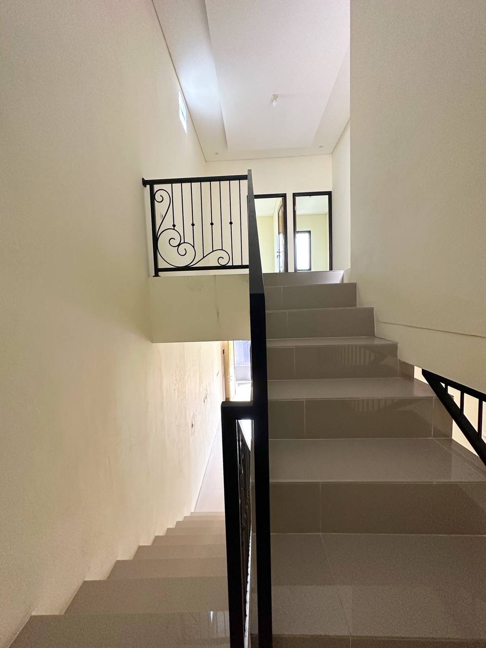 Rumah 2lantai desain elegan di Ciracas Jakarta Timur