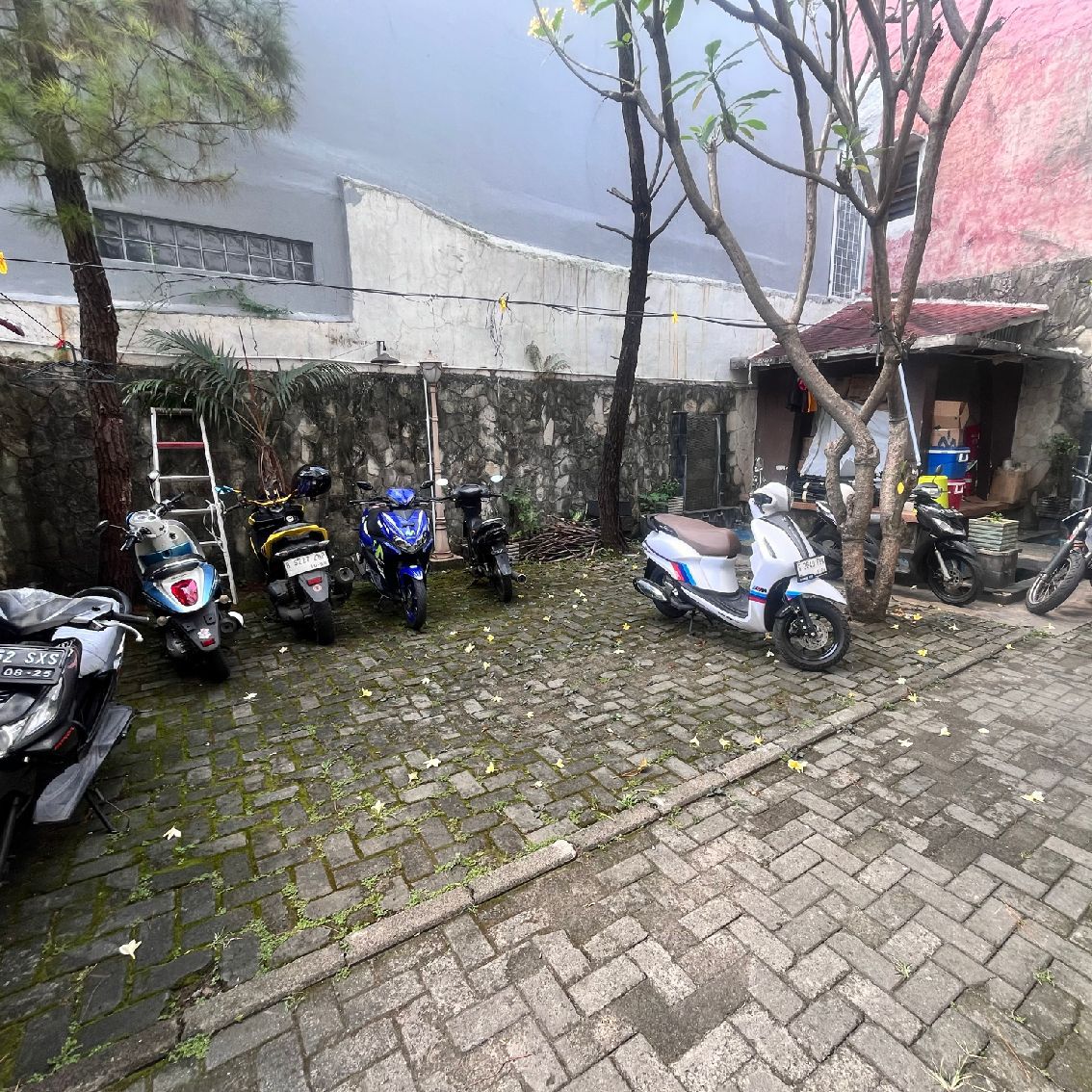 Dijual gedung komersil 3 lantai di Cipete Utara, Kebayoran Baru