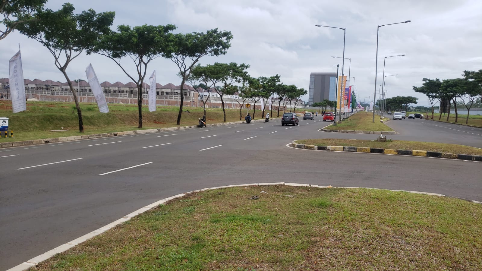 Dijual Kavling Komersial Hampton Square di Jl. Boulevard Gading