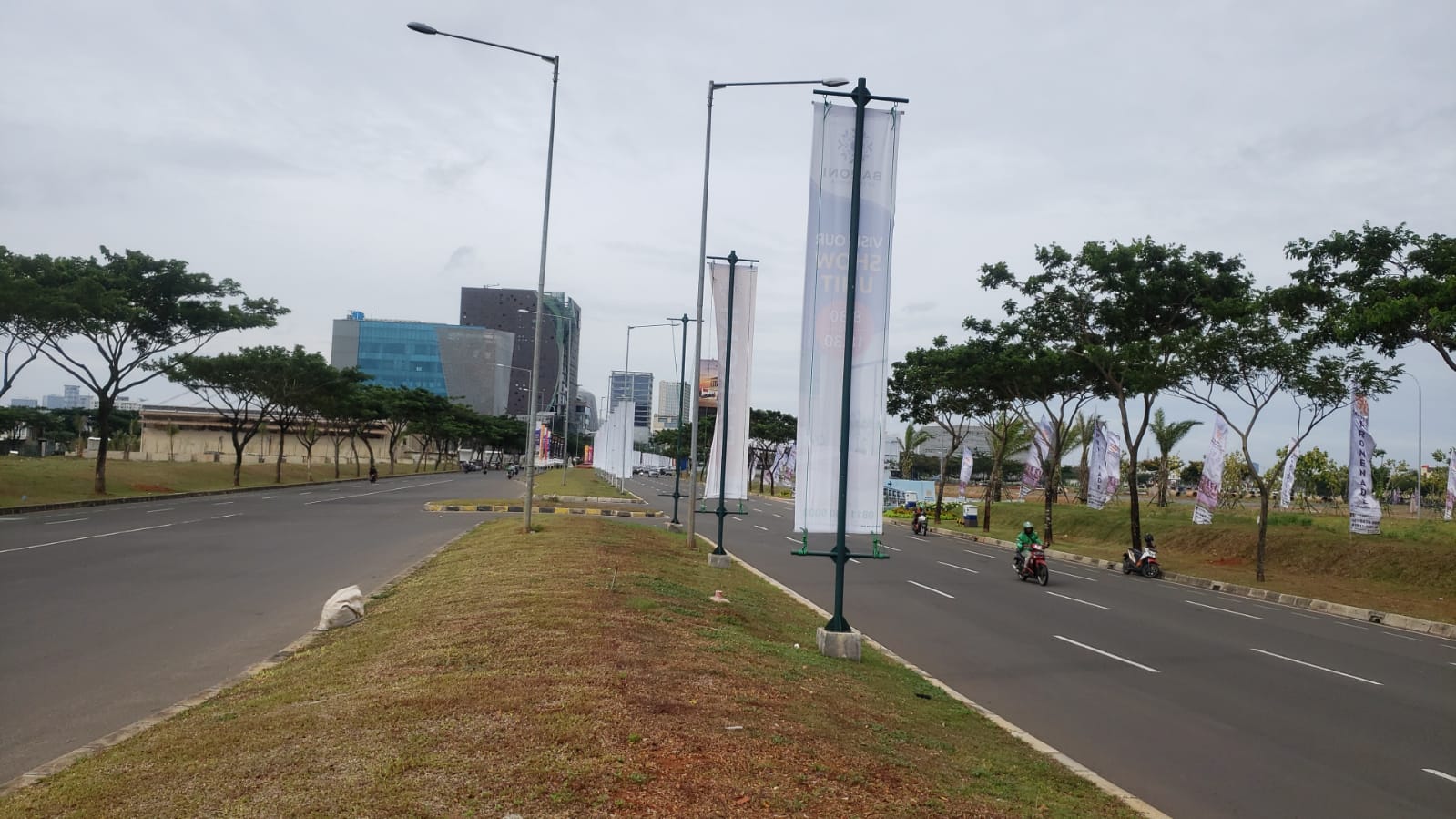 Dijual Kavling Komersial Hampton Square di Jl. Boulevard Gading