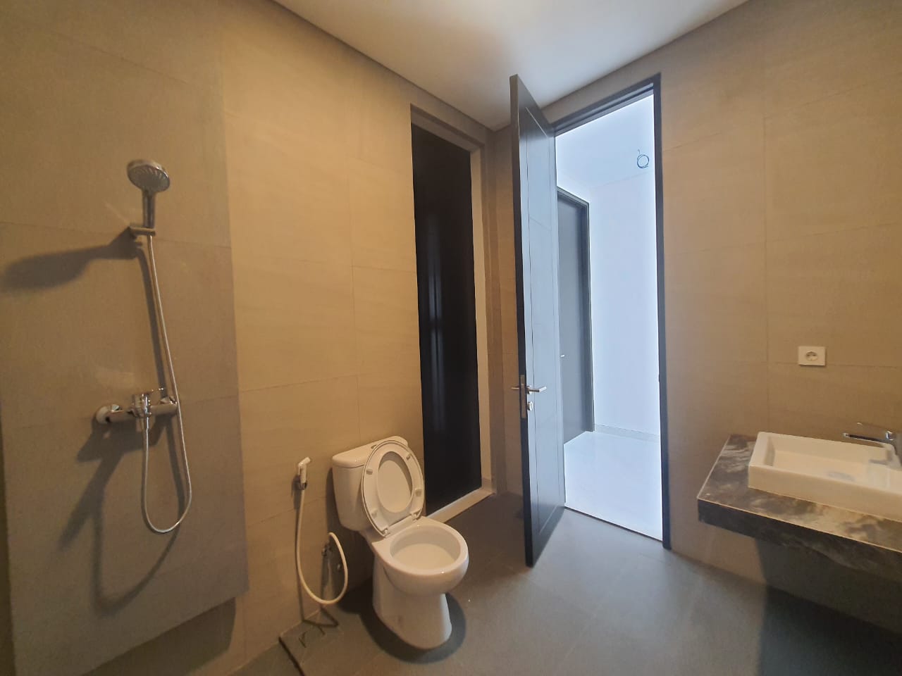 Jual Rumah Baru Mewah di CitraLand, Surabaya.