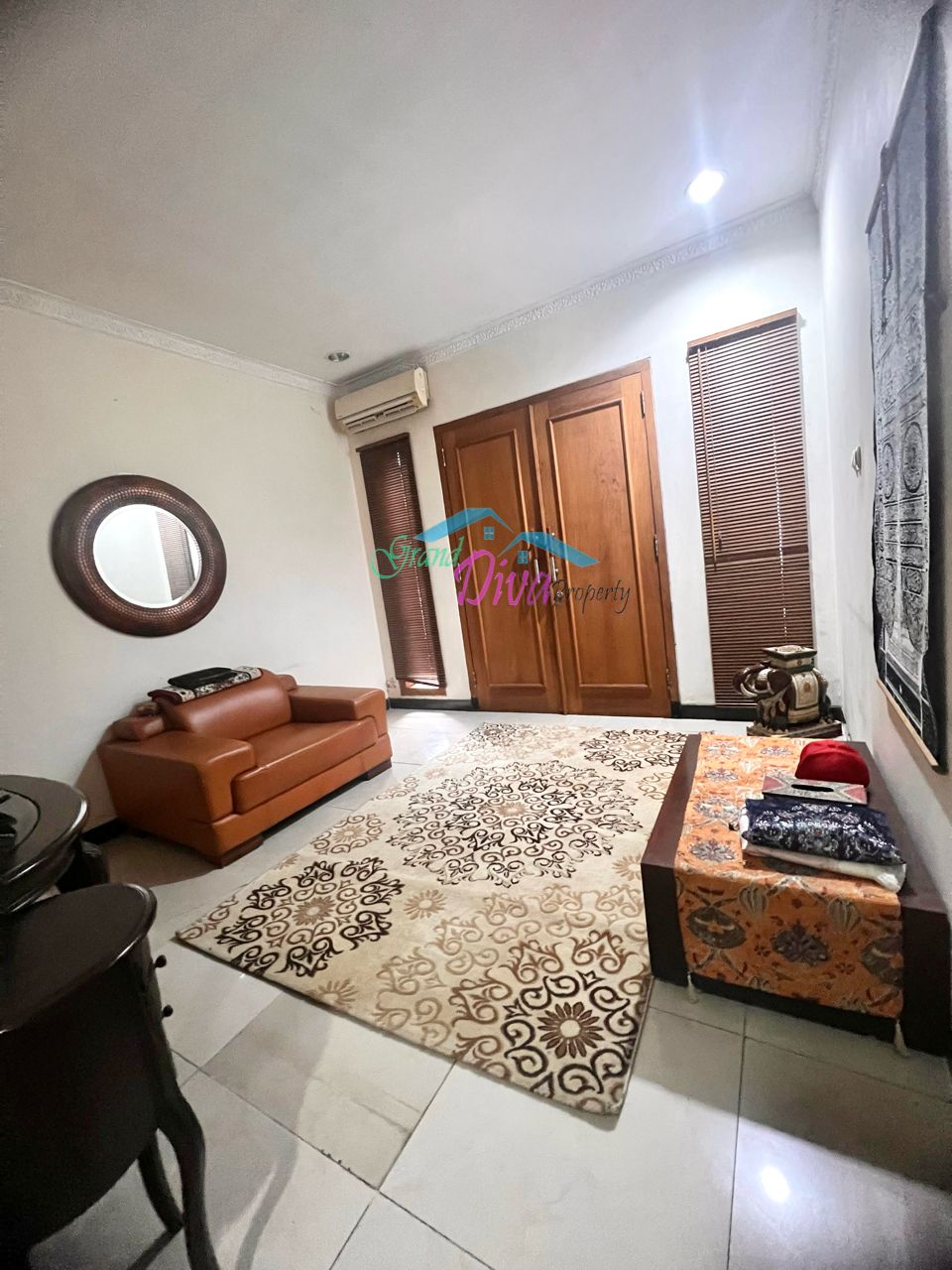 RUMAH BAGUS 2 LANTAI DI PERUMAHAN JATINEGARA BARU