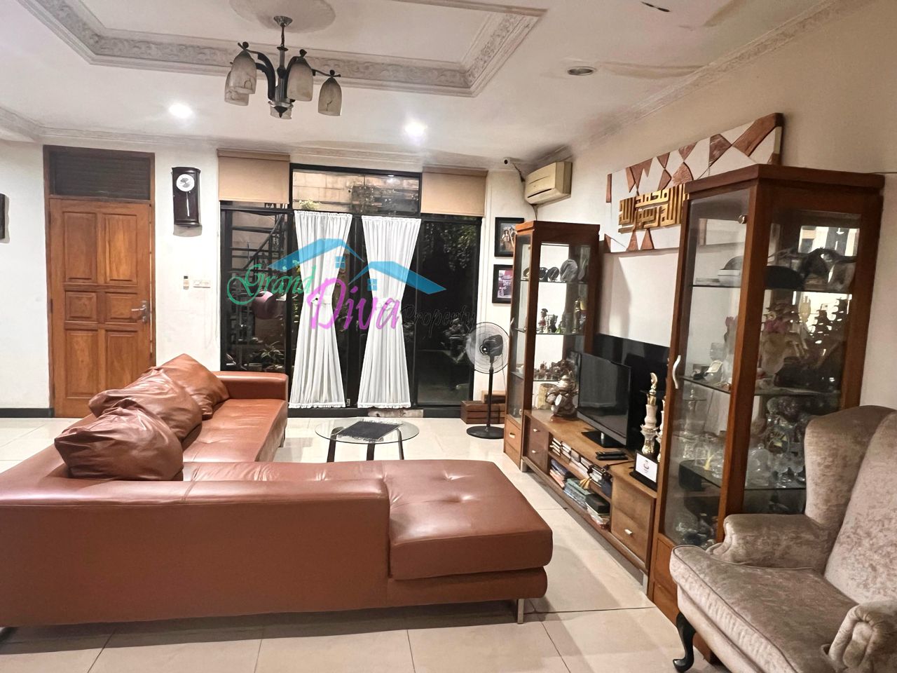 RUMAH BAGUS 2 LANTAI DI PERUMAHAN JATINEGARA BARU