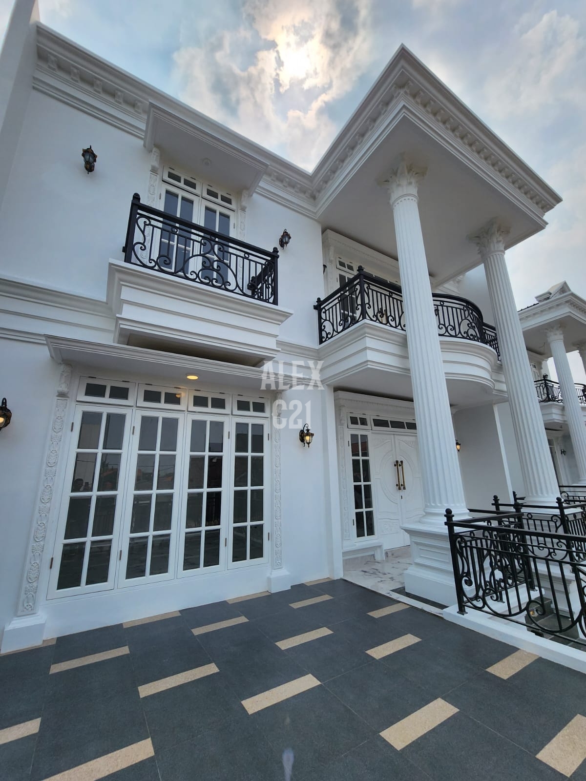 Dijual Rumah Cilandak BRAND NEW WHITE HOUSE CLASSIC LIFT