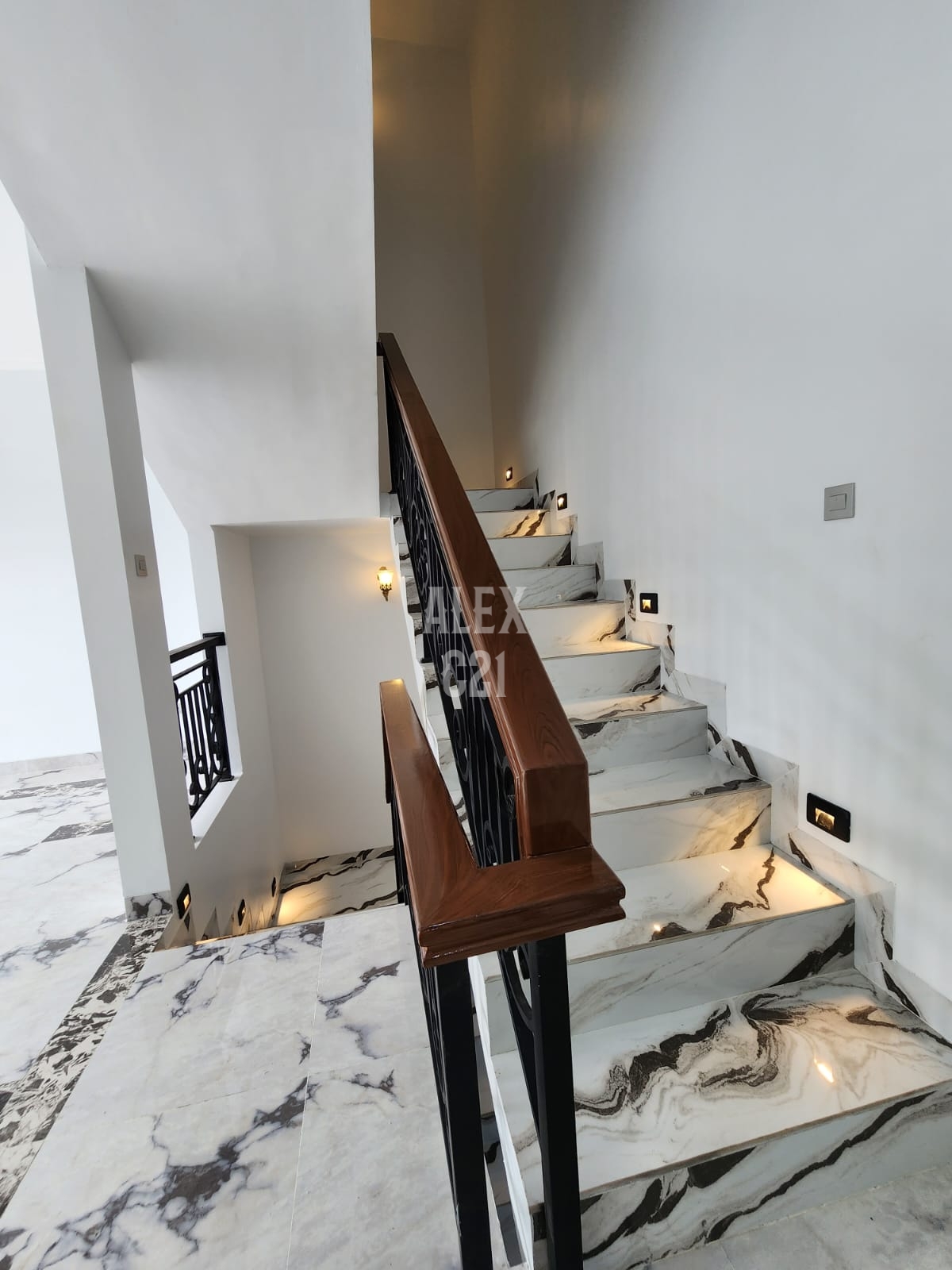 Dijual Rumah Cilandak BRAND NEW WHITE HOUSE CLASSIC LIFT