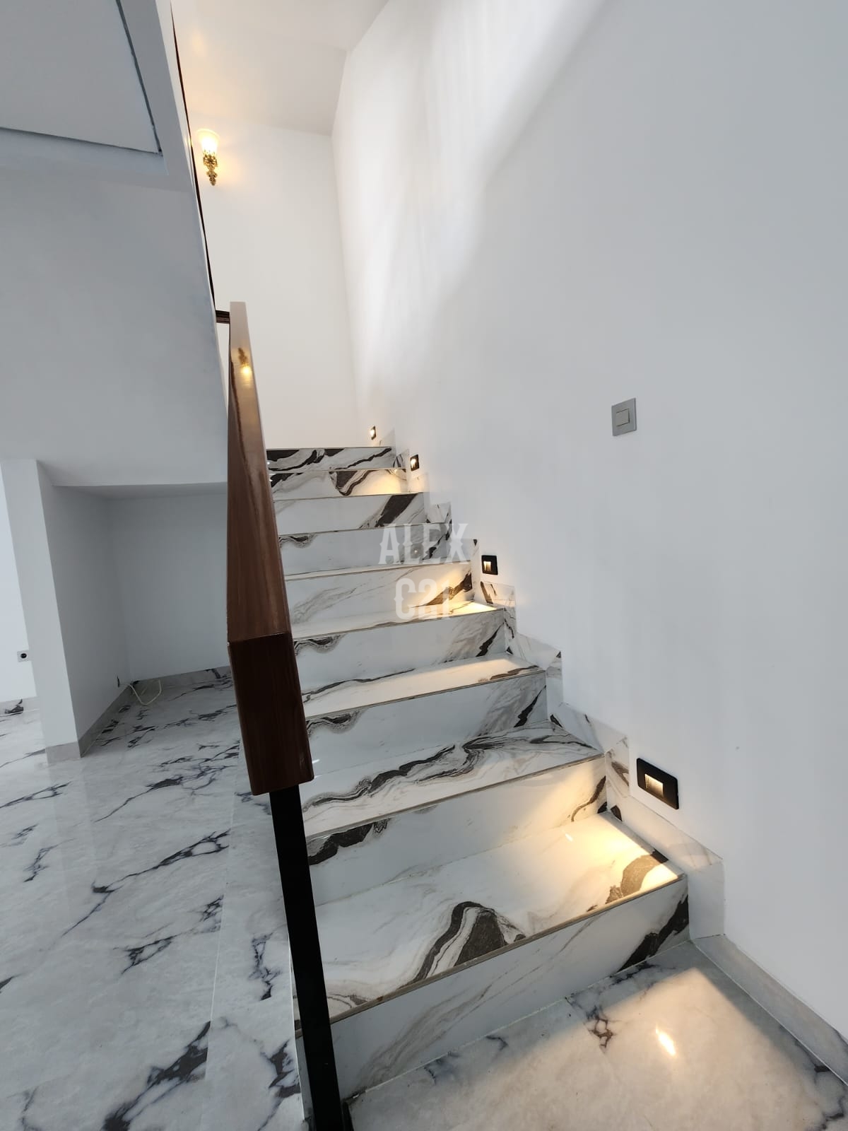 Dijual Rumah Cilandak BRAND NEW WHITE HOUSE CLASSIC LIFT