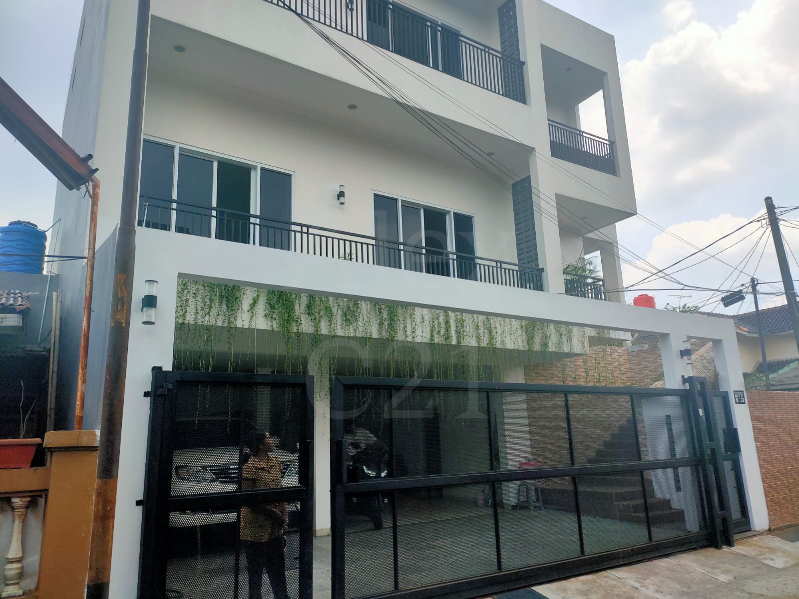 Dijual Rumah baru modern tropis 3 lantai di hook di jatibening