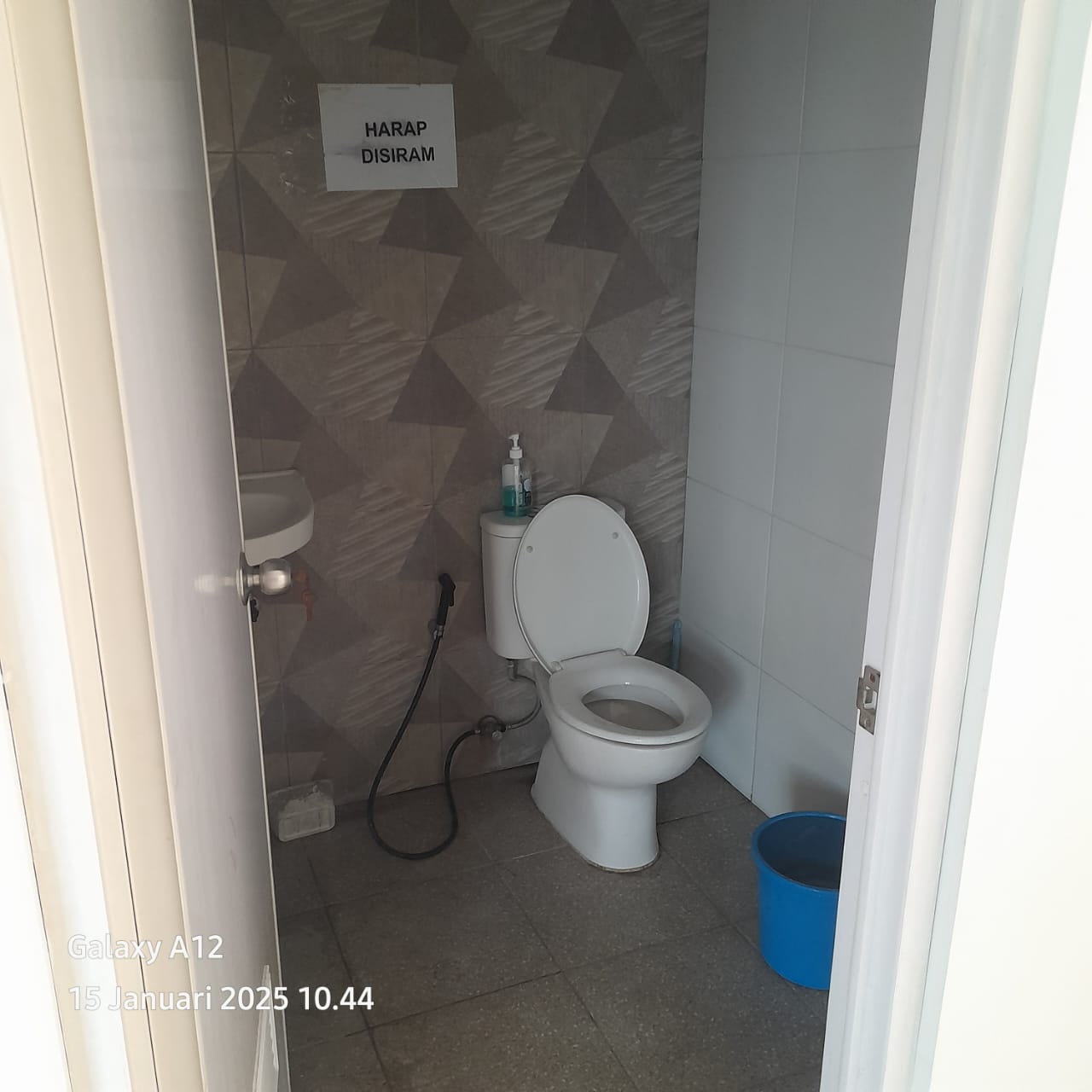 Disewa ruko dengan area bebas banjir di jalan Dahlia Indah Raya