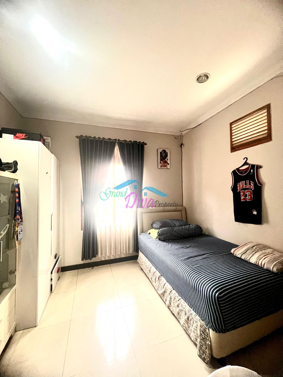 RUMAH BAGUS 2 LANTAI DI PERUMAHAN JATINEGARA BARU