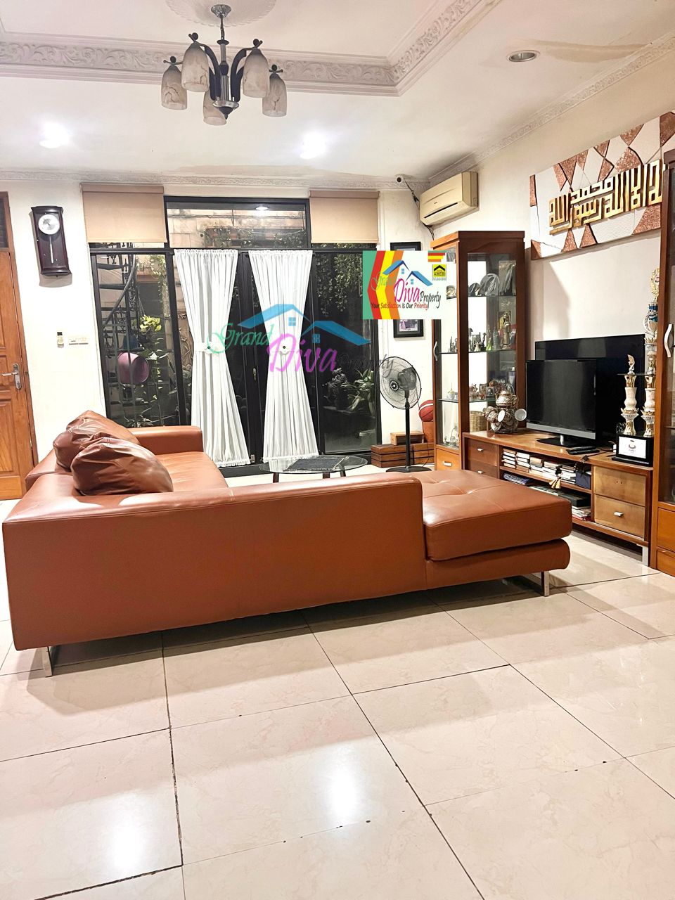 RUMAH BAGUS 2 LANTAI DI PERUMAHAN JATINEGARA BARU