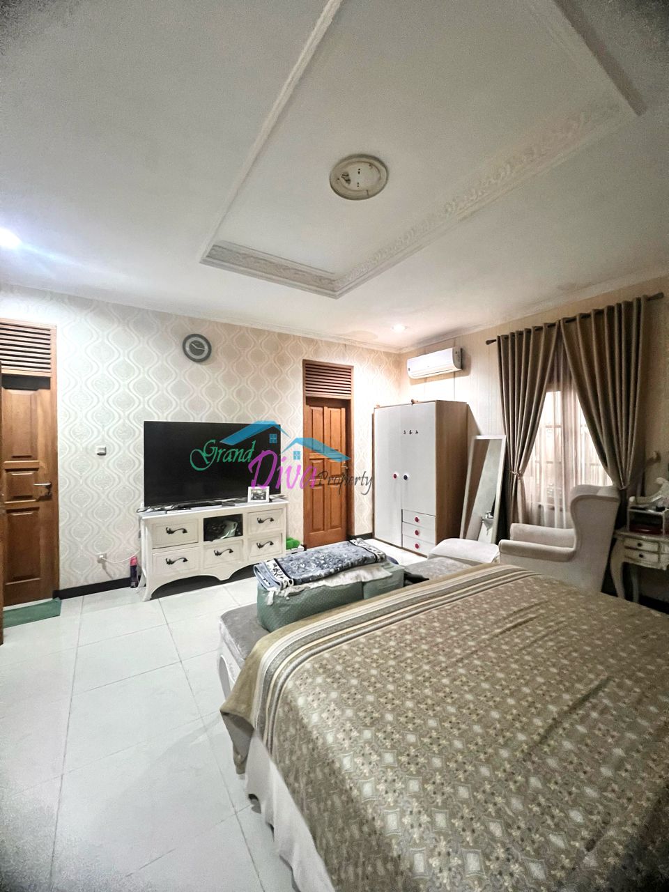 RUMAH BAGUS 2 LANTAI DI PERUMAHAN JATINEGARA BARU