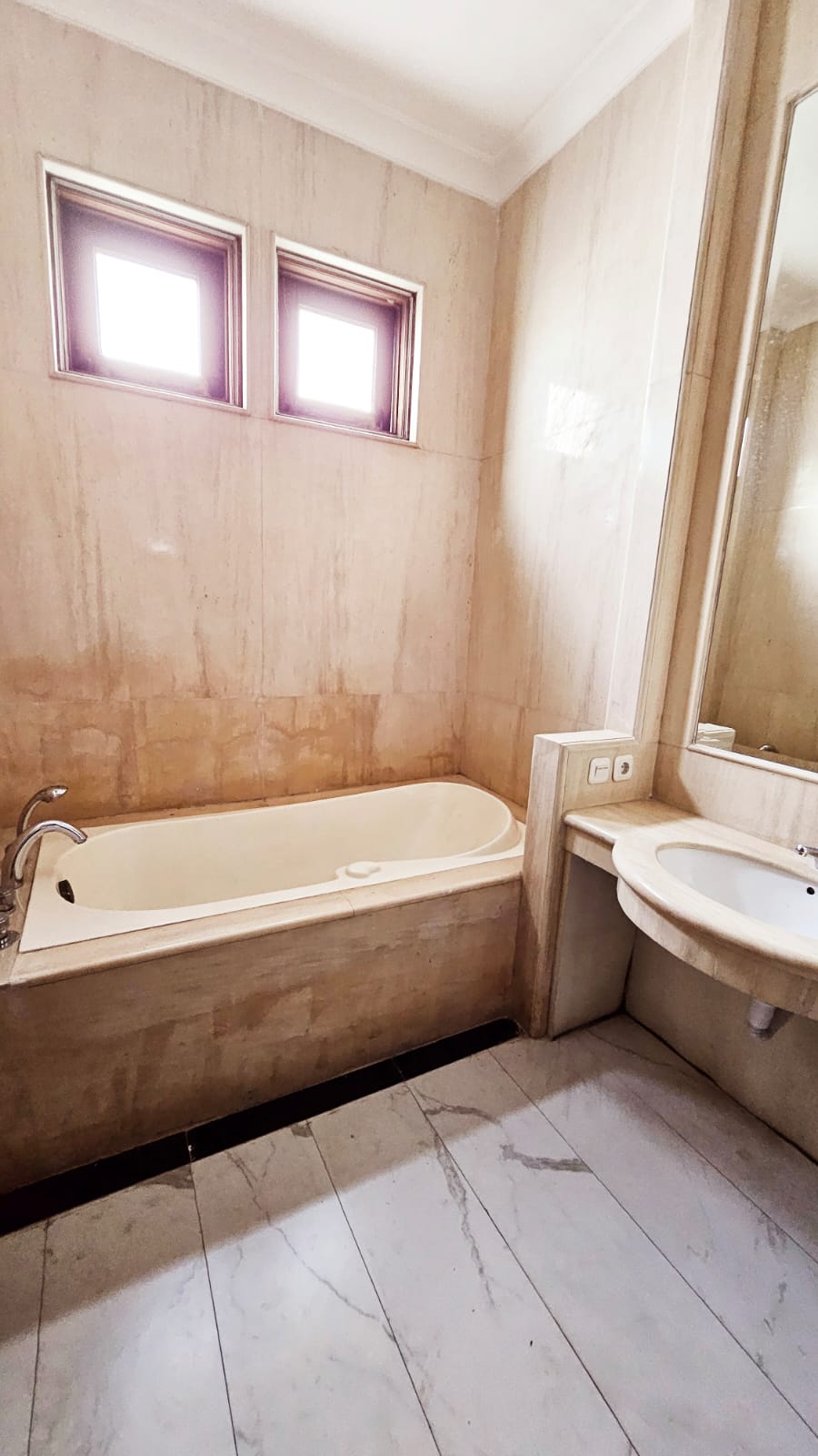 Dijual/Disewa rumah bisa parkir yatch pribadi di Pantai Mutiara