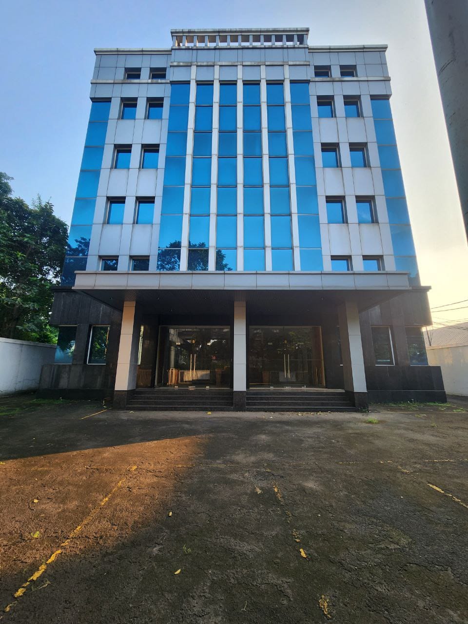 Disewakan Gedung di Kuningan Barat, Mampang Prapatan, Jakarta