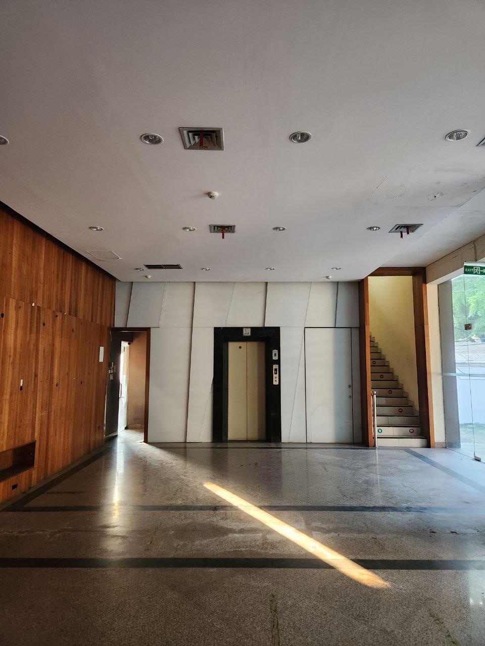 Disewakan Gedung di Kuningan Barat, Mampang Prapatan, Jakarta