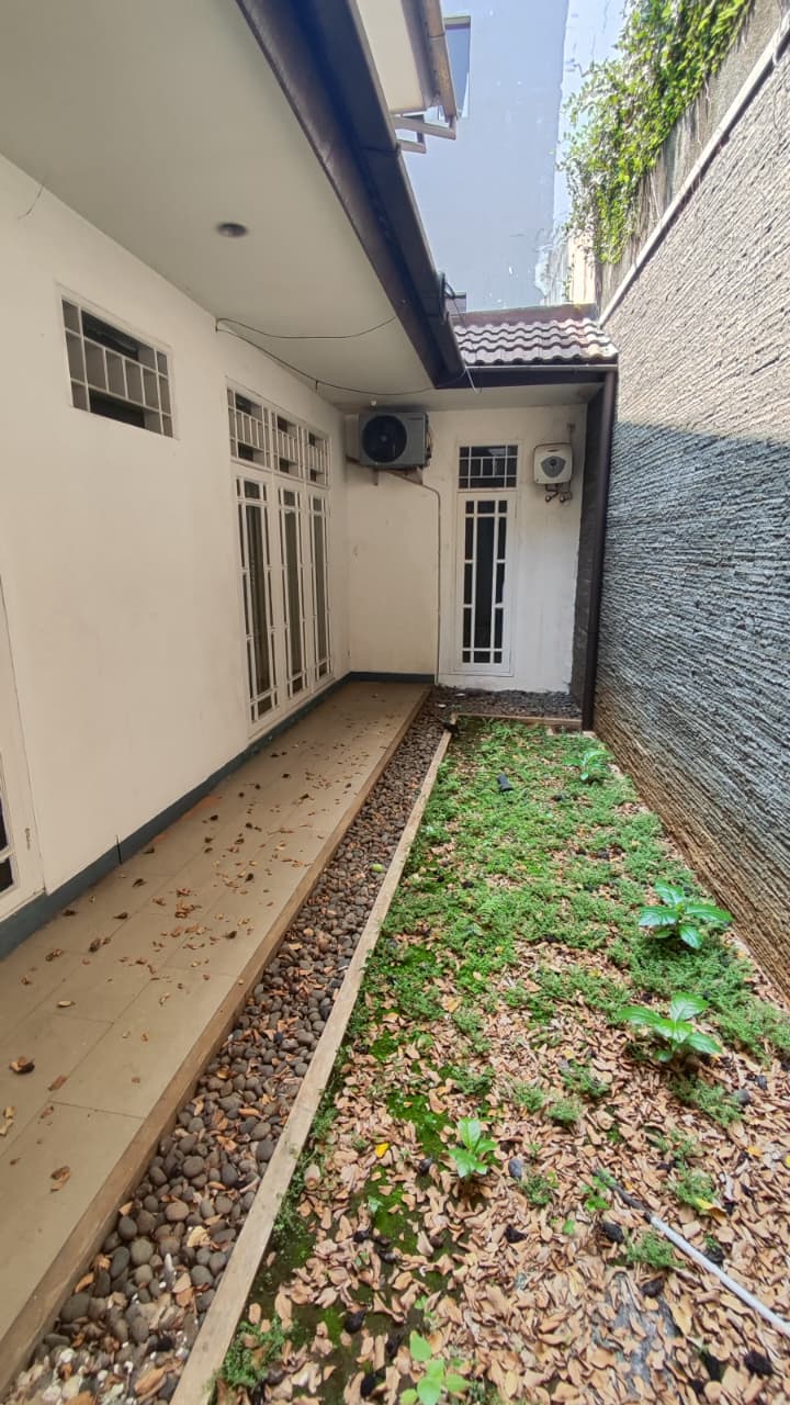 Dijual Rumah strategis pinggir jalan utama di Cilandak Barat