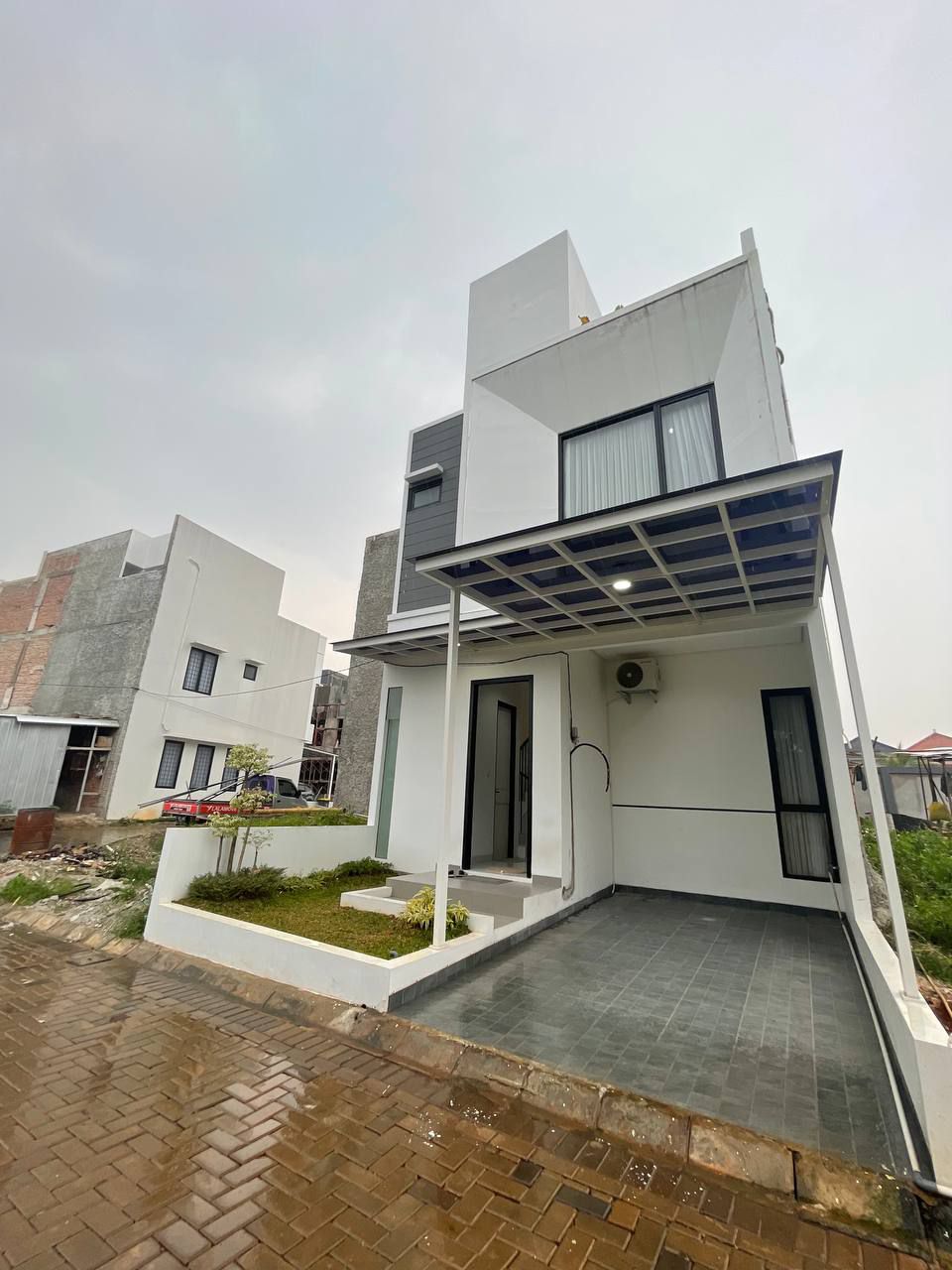 Rumah 3 Lantai dengan Rooftop di Tangerang