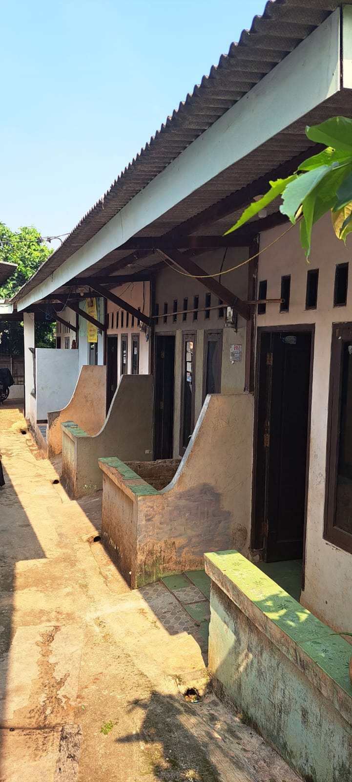 Dijual Butuh Rumah induk dan 3 pintu kontrakan