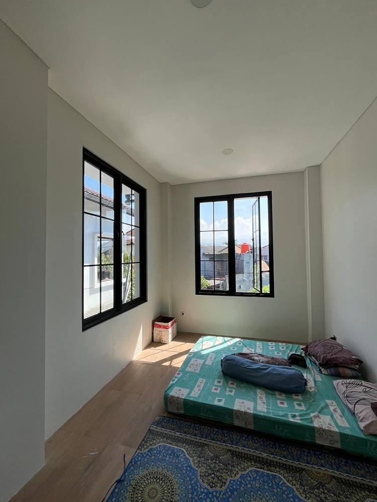 Rumah Gaya Kontemporer 4 Kamar Tidur 2 Kamar Mandi di Arcamanik