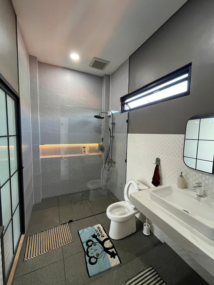 Rumah Gaya Kontemporer 4 Kamar Tidur 2 Kamar Mandi di Arcamanik