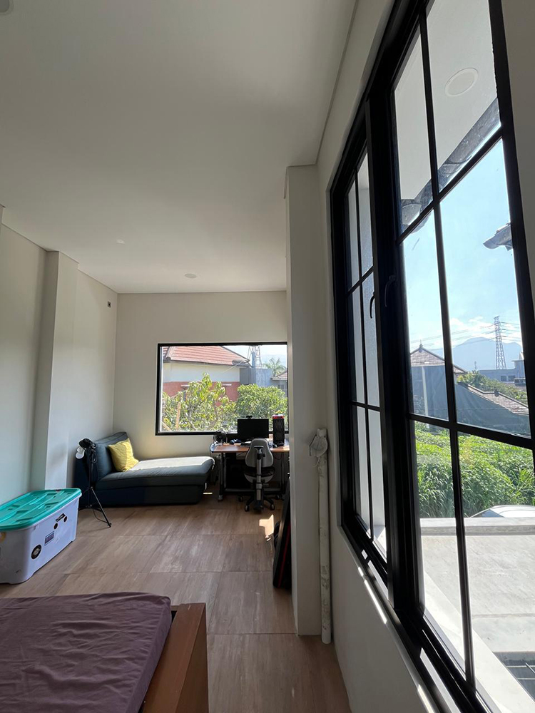 Rumah Gaya Kontemporer 4 Kamar Tidur 2 Kamar Mandi di Arcamanik