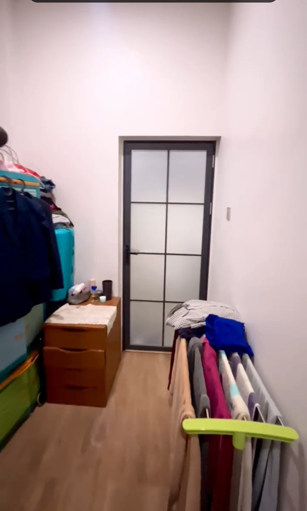 Rumah Gaya Kontemporer 4 Kamar Tidur 2 Kamar Mandi di Arcamanik