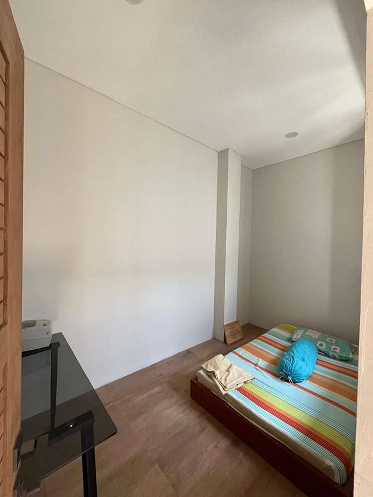 Rumah Gaya Kontemporer 4 Kamar Tidur 2 Kamar Mandi di Arcamanik