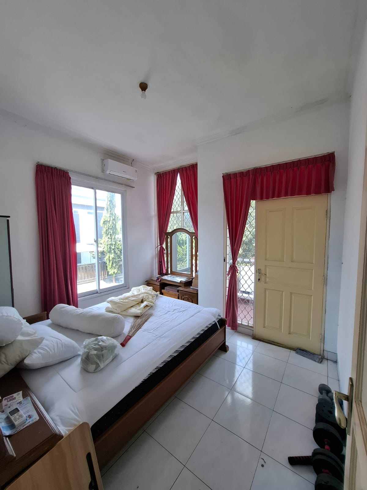 Dijual rumah posisi hook di Taman Modern Jakarta Timur