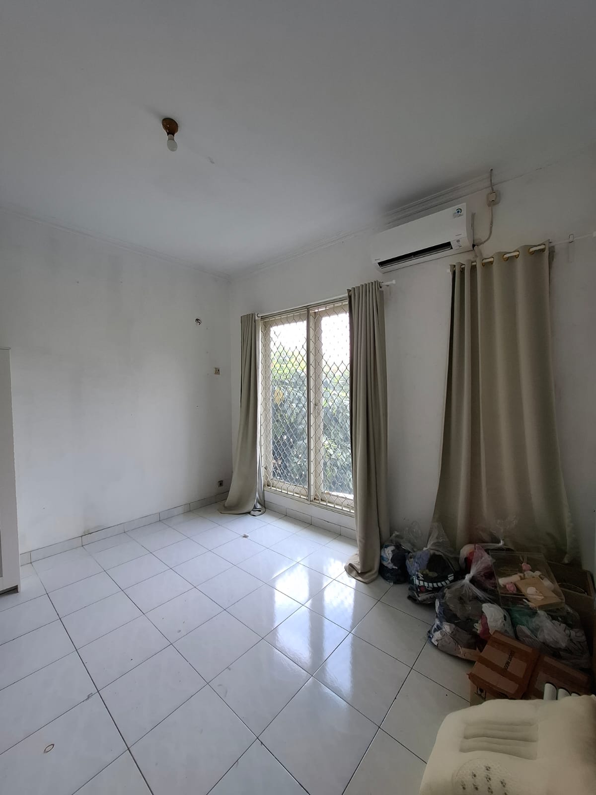 Dijual rumah posisi hook di Taman Modern Jakarta Timur