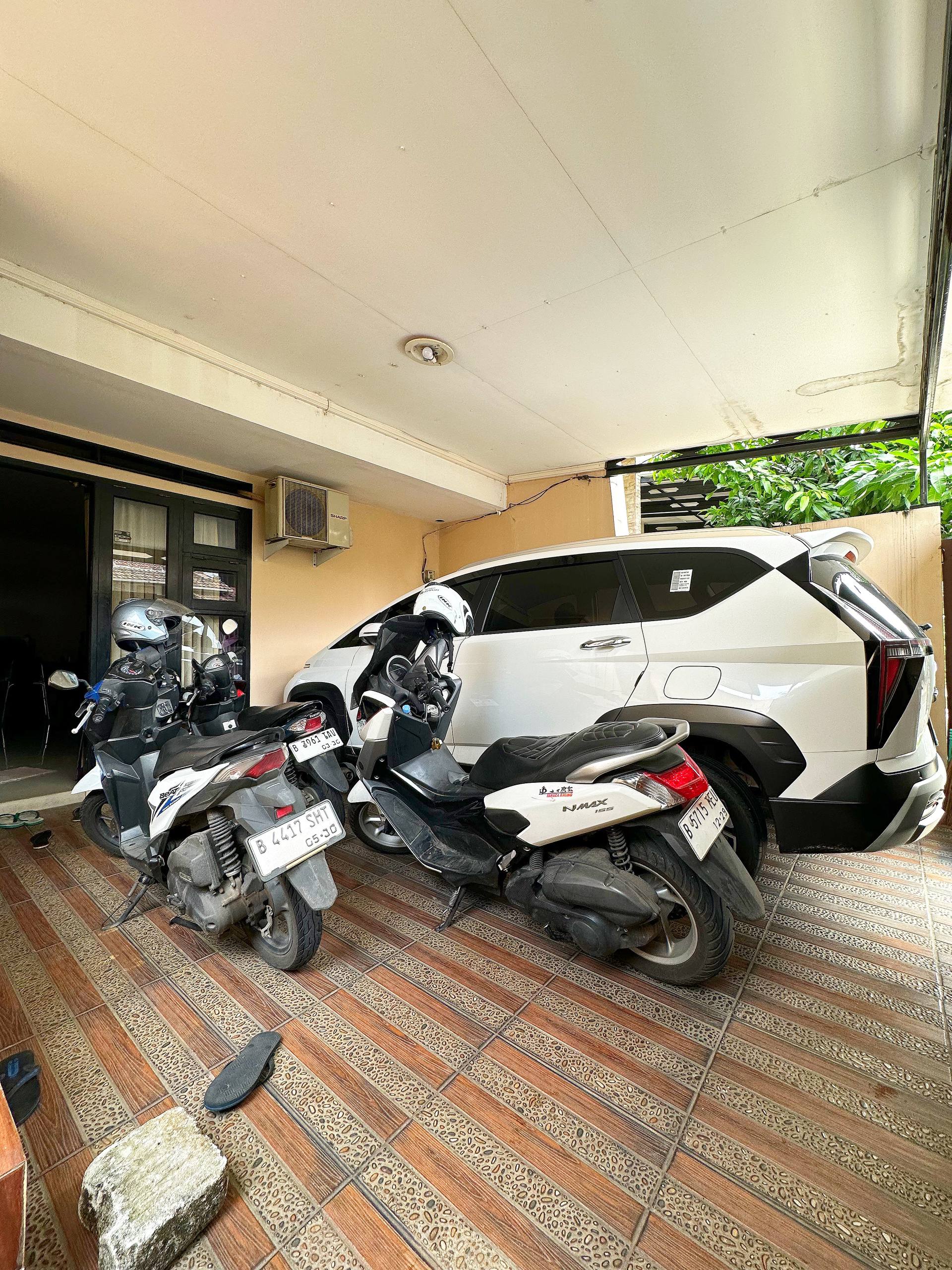 Rumah secon tanah luas Pondok Kelapa Duren Sawit Jakarta Timur